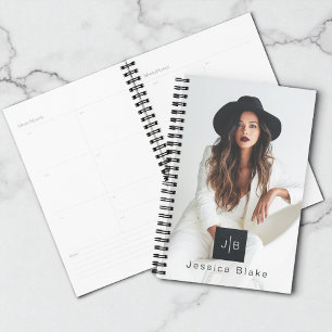 Photo monogramme de femme entrepreneure moderne et