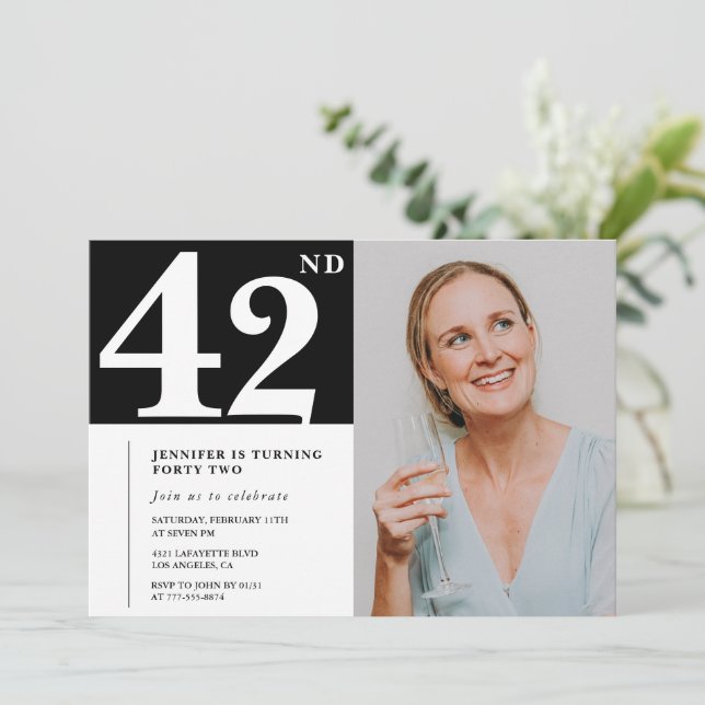 Photo noir et blanc Invitations pour 42e anniversa (Debout devant)
