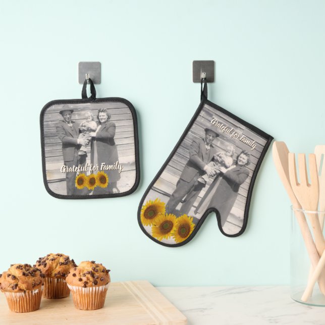 Photo of Family with Sunflowers and Grateful Text Oven Mitt & Pot Holder Set (Insitu(Hanging))