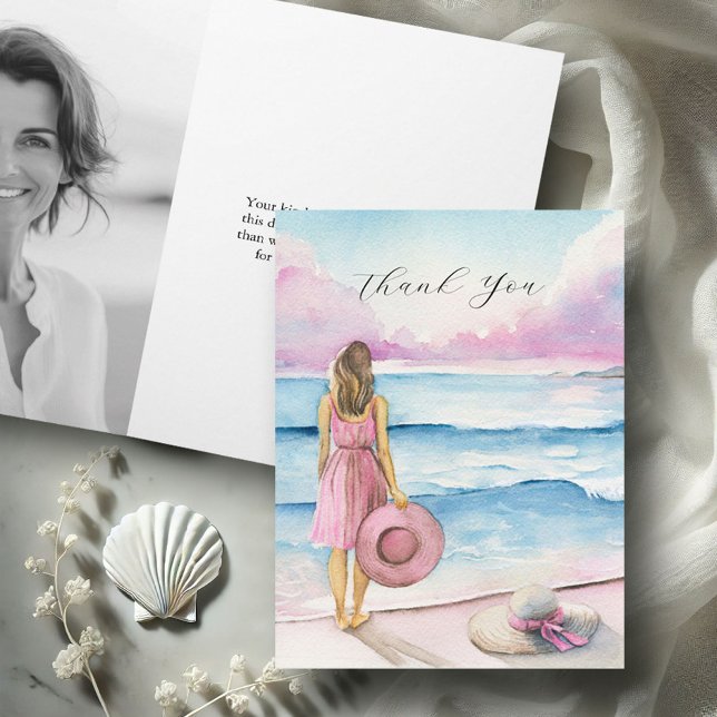Photo personnalisée Funérailles Merci Cartes (Funeral thank you card watercolor woman and beach scene with hats in pink Victoria Grigaliunas)