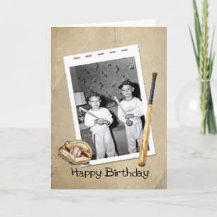 photo rétro de garçons avec carte de batte de base