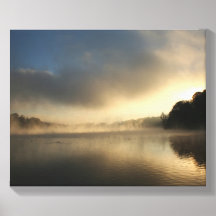 Lever du soleil brumeux sur le lac Junaluska