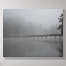 Passerelle dans la brume.