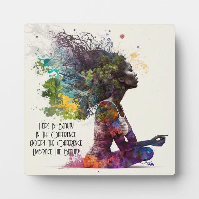 Photo Une femme inspirée Embrasse Plaque avec de l'Easel (Devant)
