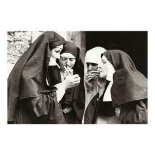 Photographie ancienne de nonnes fumeuses