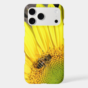 Photographie de gros plan d'abeille sur tournesol