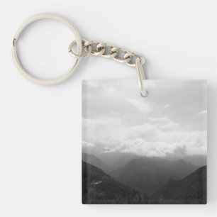 Photographie en noir et blanc de nuages sur les co
