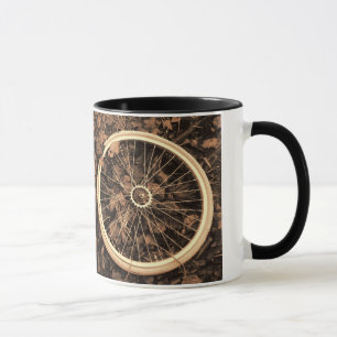 Pièces de vélo avec tasse de café en feuilles d'au