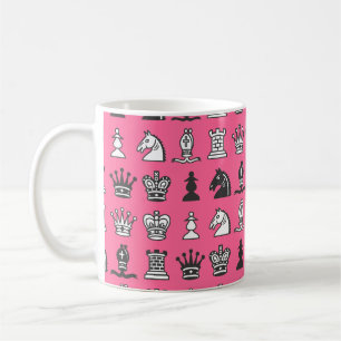 Pièces d'échecs dans la tasse rose de rangées