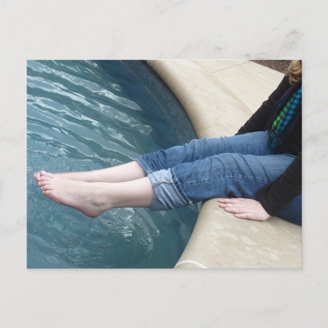 Pieds dans la carte postale Fontaine (Devant)