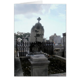 Pierre tombale tombée