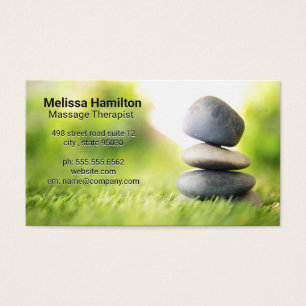 Pierres empilées en herbe