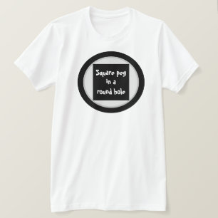 Pignon carré dans un t-shirt à trou rond