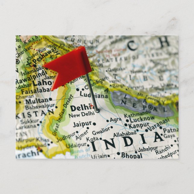 Pignon de carte placé à New Delhi, Inde sur la car (Devant)