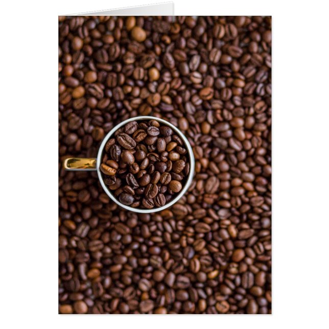 Pile de haricots de café avec la coupe de café ple (Devant)