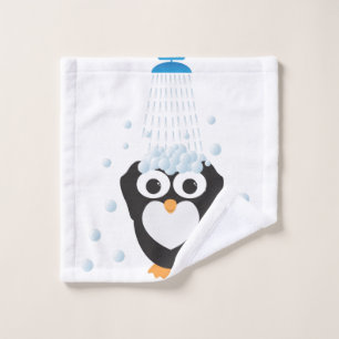 Pingouin mignon prenant une douche