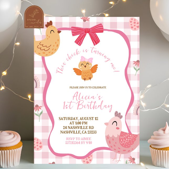 Pink Gingham Plaid Chick 1st Birthday Invitation (Créateur téléchargé)