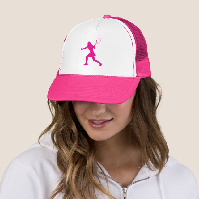 Pink trucker hat for female tennis player (In Situ)