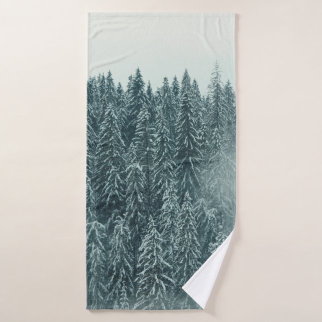 PINS VERTS COUVERTS DE NEIGE (Serviette de bain)