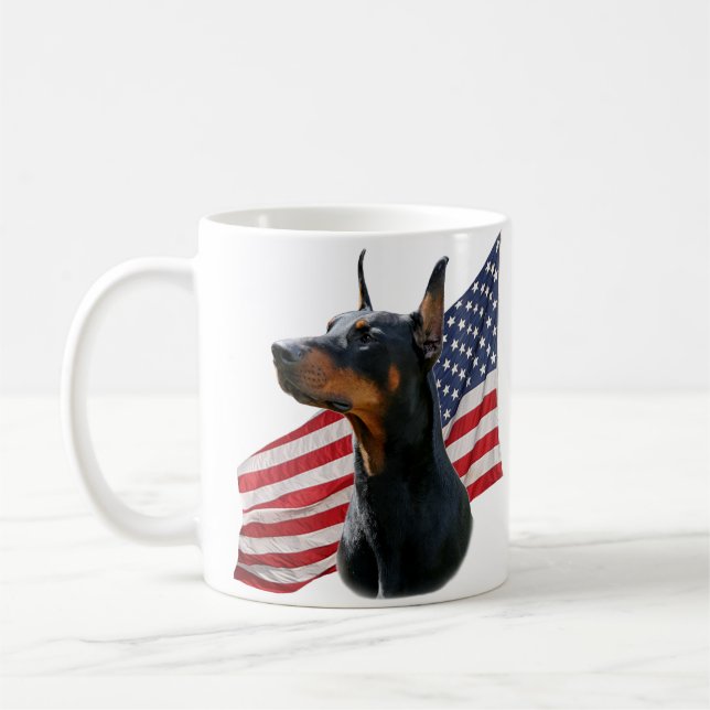 Pinscher de dobermann et tasse de drapeau (Gauche)