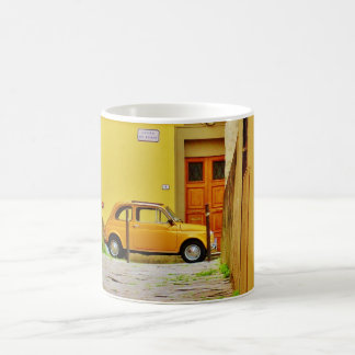 Pistoie jaune Fiat dans une allée serrée, tasse