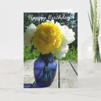 Pivoines jaunes dans la carte bleue de joyeux
