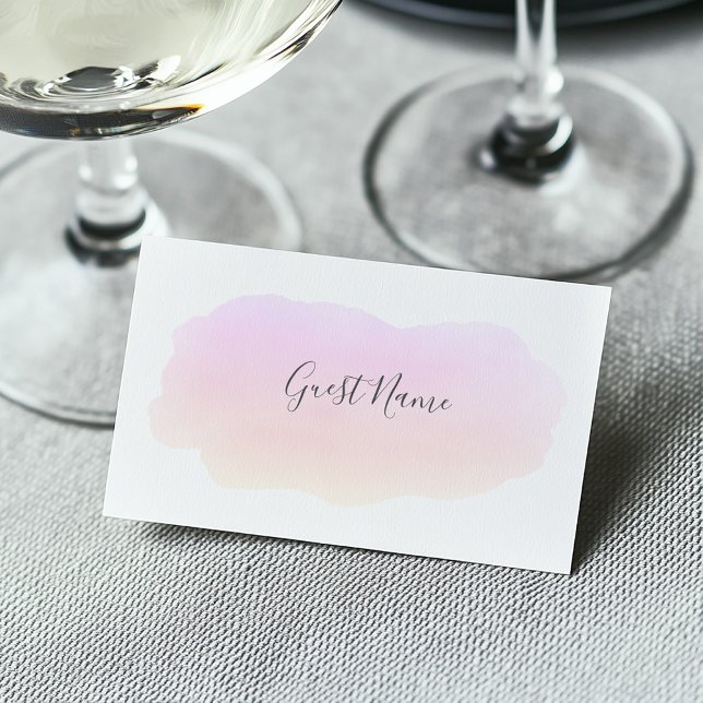Placement Carte du nom de l'invité de l'aquarelle rose doux (Soft watercolor pink paint wash on a white guest name place card at a wedding dining table)
