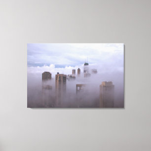 Plafond de nuages dans la ville sur la toile