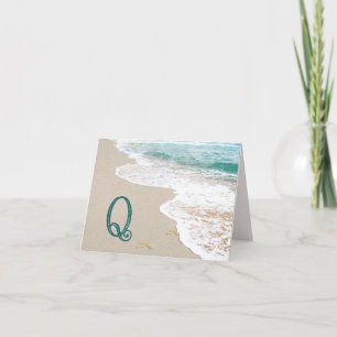 Plage océanique avec monogramme lettre Q