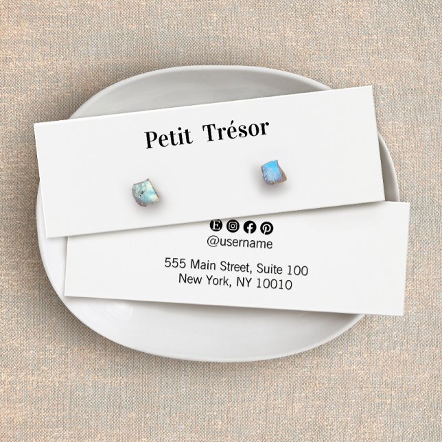 Plain White Stud Earring Display (Créateur téléchargé)