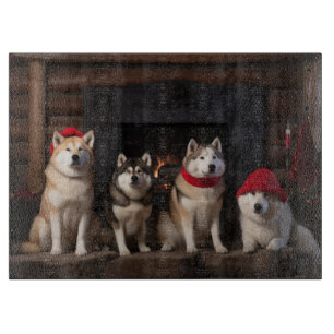 Planche À Découper Akita par le Noël de la cheminée