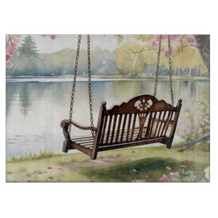 Planche À Découper Balançoire au bord du lac dans un jardin romantiqu