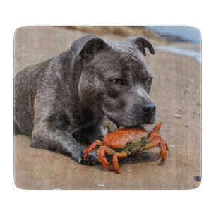 Planche À Découper "Beachside Pals : A Staffy and its Crab Companion"