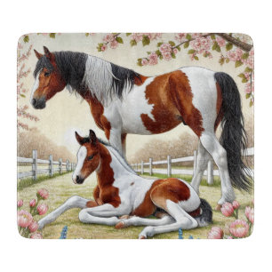 Planche À Découper Beau cheval et poulain dans un verger en fleurs
