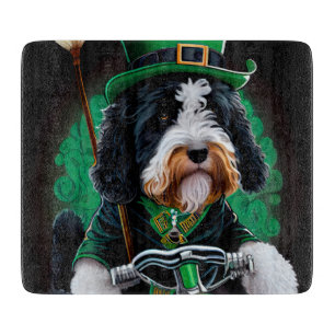 Planche À Découper Bernedoodle Chien conduisant vélo St. Patrick's Da