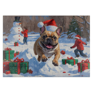 Planche À Découper Bouledogue français courant dans la neige avec un 