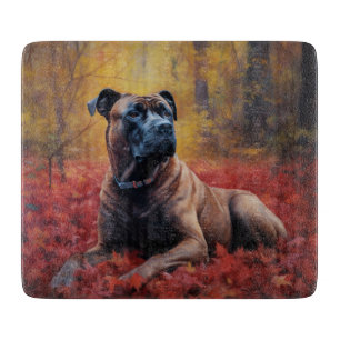Planche À Découper Cane Corso dans les feuilles d'automne qui tombent