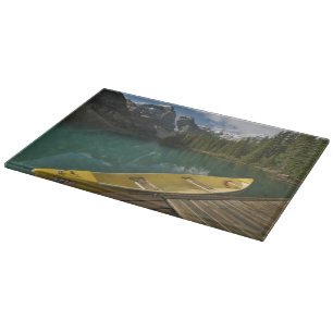 Planche À Découper Canot garé à un quai le long du lac Moraine, Banff