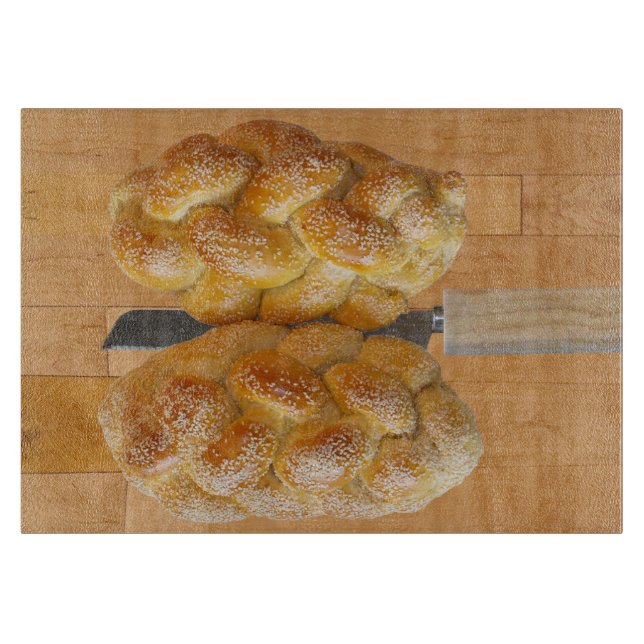 Planche À Découper Challah Sur Le Bureau De Coupe Avec Couteau (Devant)