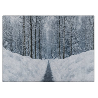 Planche À Découper Chemin forestier hivernal brumeux Paysage hivernal