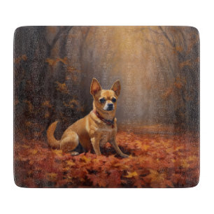 Planche À Découper Chihuahua dans les feuilles d'automne qui tombent 