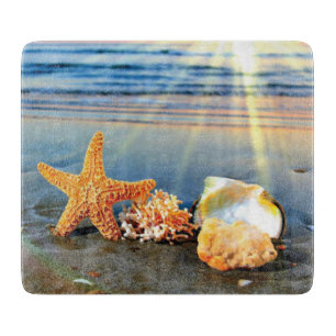 Planche À Découper Coquillages marins et étoiles de mer sur la plage