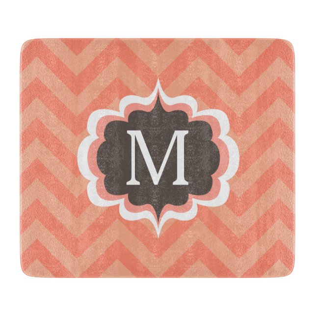 Planche À Découper Coral rose Chevron Motif Personnalisé Monogramme (Devant)