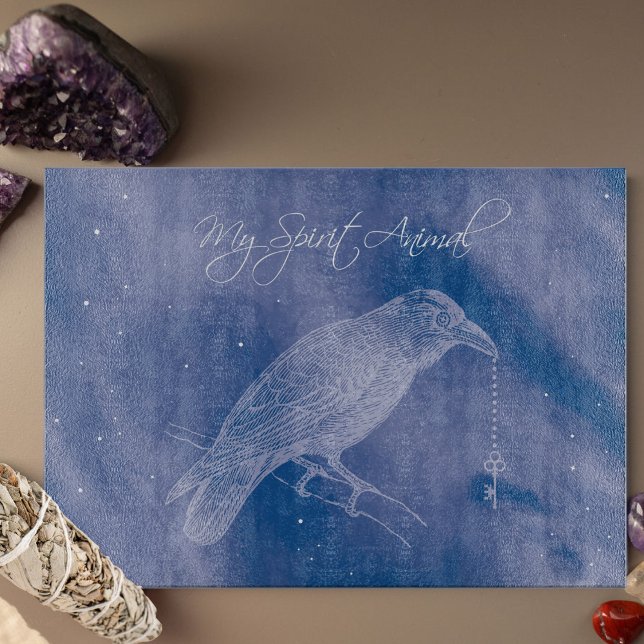 Planche À Découper Crow Spirit Animal Cutboard - Décor d'autel (Crow Spirit Animal glass cutting board set against a blue cosmos and holding a skeleton key.)