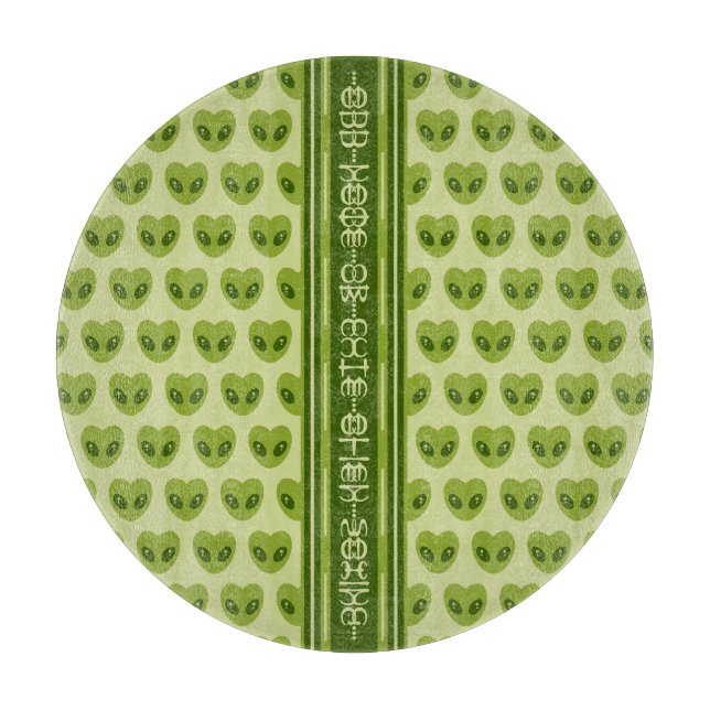 Planche À Découper Cute Green Heart-Shaped Alien Your Name in Glyphs (Devant)