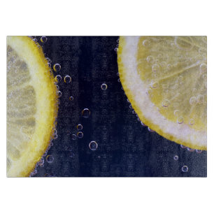 Planche À Découper Délicieuses tranches de citron dans l'eau