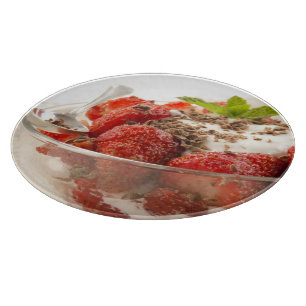 Planche À Découper Dessert de fraise avec du yaourt frais