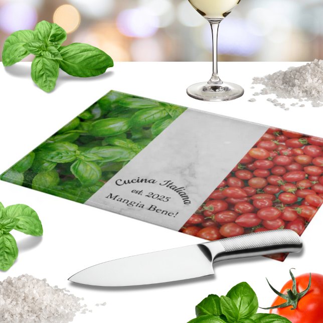 Planche À Découper Drapeau italien de basilic, de marbre et de tomate (Italian Flag of Basil, White Marble, and Tomatoes Glass Cutting Board with custom wording)