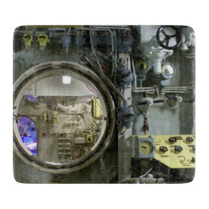 Planche À Découper écoutille sur un ancien sous-marin rétro