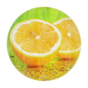 Planche à découper en tranches de citron et goutte